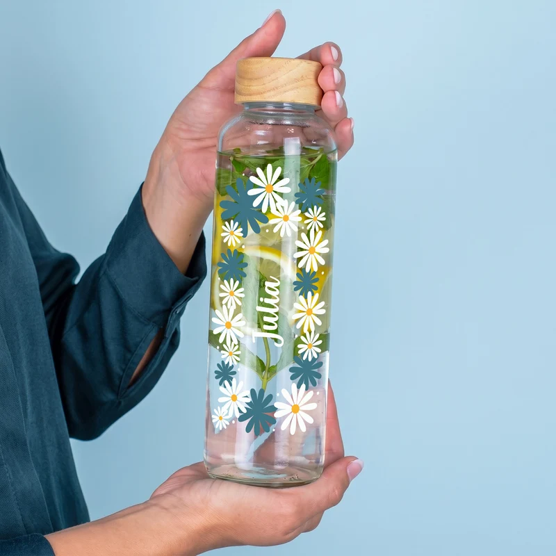 Personalisierte Trinkflasche aus Glas mit Blumen Motiv | Nachhaltige Flasche als Geschenk für Frauen