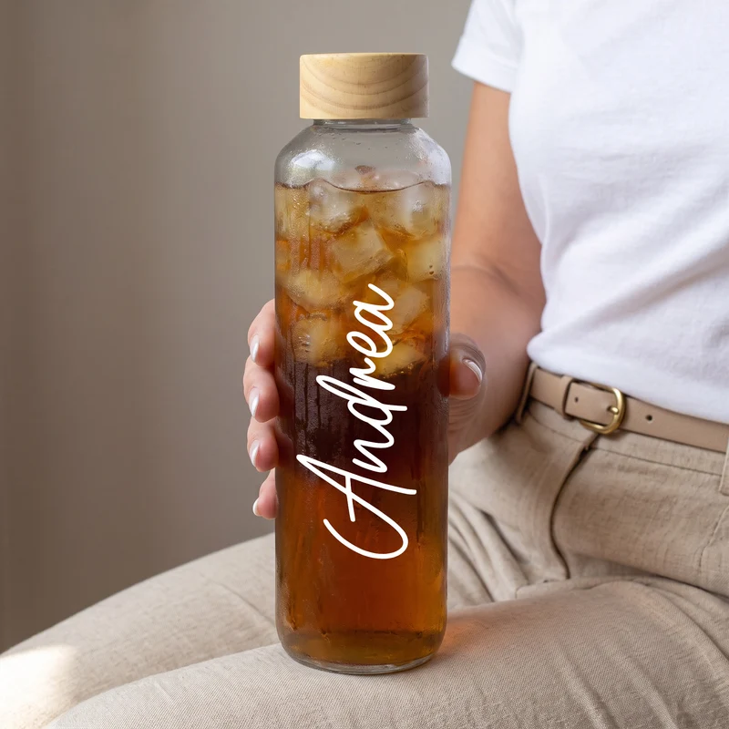 Trinkflasche aus Glas mit Name personalisiert 600 ml | Handmade Flasche mit Holzdeckel als Geschenk