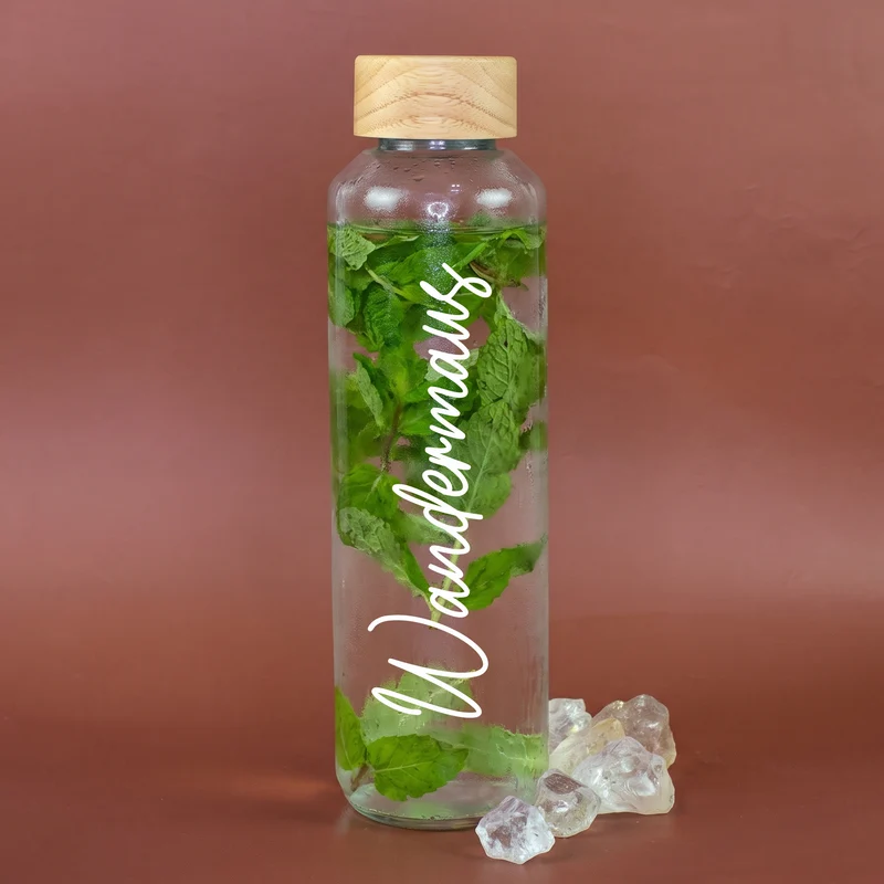 Trinkflasche aus Glas mit Name personalisiert 600 ml | Handmade Flasche mit Holzdeckel als Geschenk