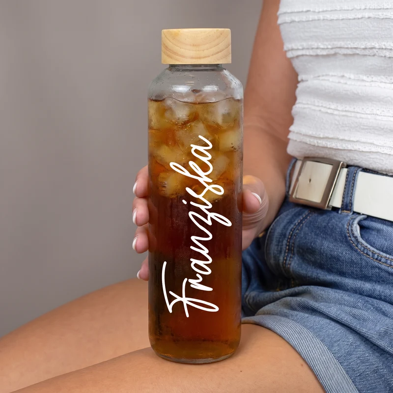Trinkflasche aus Glas mit Name personalisiert 600 ml | Handmade Flasche mit Holzdeckel als Geschenk