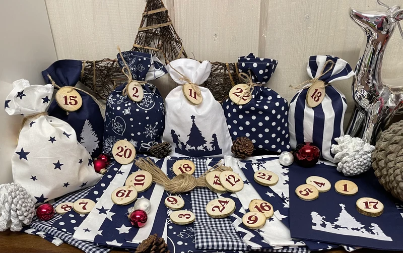 Adventskalender,Landhausstil Adventskalender zum Befüllen, 24 Säckchen zum Advent , Adventskalender Zahlen aus Holz, blau /weiß