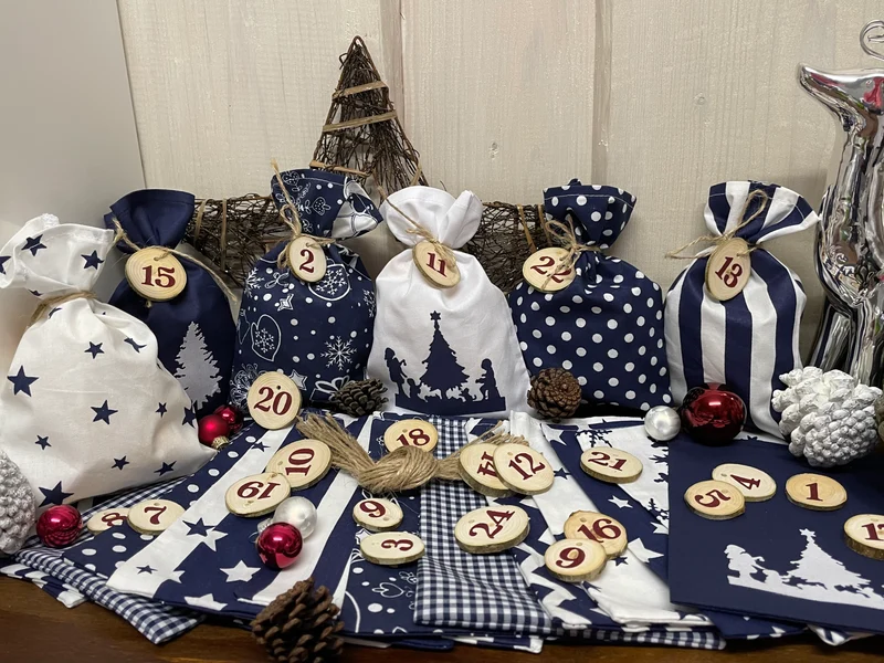 Adventskalender,Landhausstil Adventskalender zum Befüllen, 24 Säckchen zum Advent , Adventskalender Zahlen aus Holz, blau /weiß