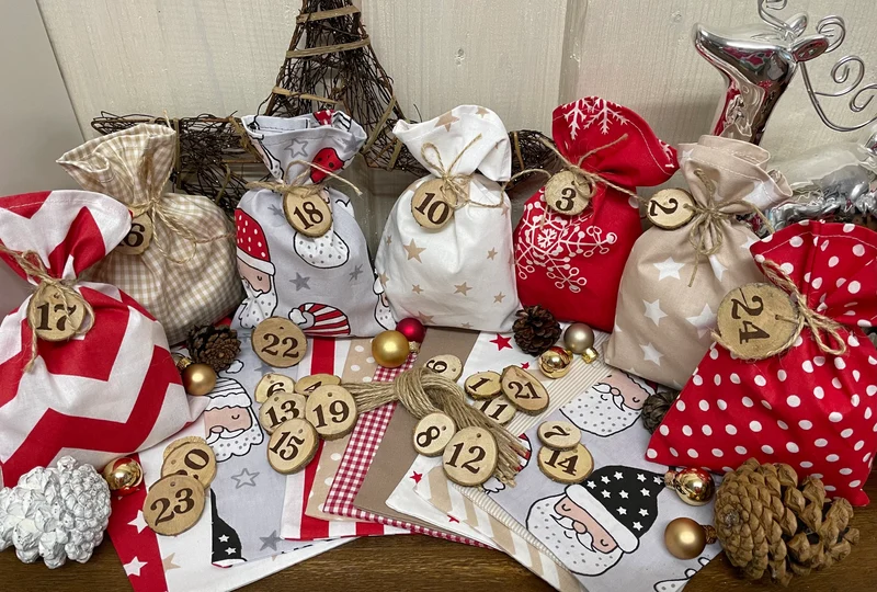 Adventskalender,LandhaAdventskalender zum befüllen, 24 Säckchen zum Advent, Adventskalender Zahlen aus Holz, beige/grau/rot