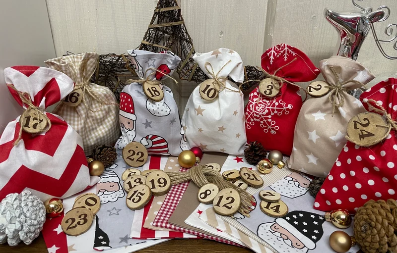 Adventskalender,LandhaAdventskalender zum befüllen, 24 Säckchen zum Advent, Adventskalender Zahlen aus Holz, beige/grau/rot