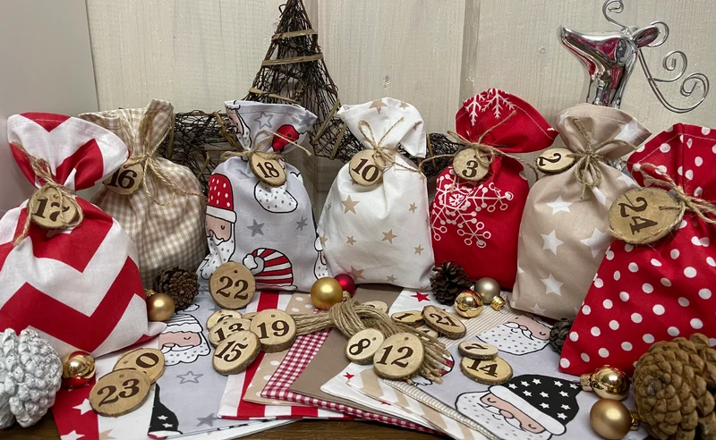 Adventskalender,LandhaAdventskalender zum befüllen, 24 Säckchen zum Advent, Adventskalender Zahlen aus Holz, beige/grau/rot