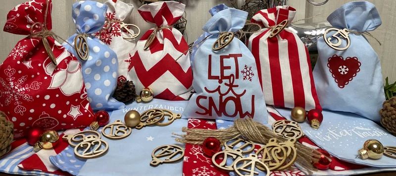 Adventskalender für Kinder, Landhausstil Adventskalender zum Befüllen, 24 Säckchen zum Advent , Adventskalender Zahlen aus Holz, blau / rot