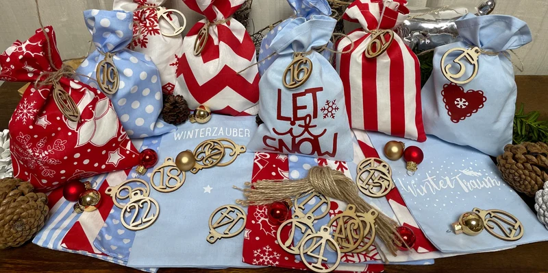 Adventskalender für Kinder, Landhausstil Adventskalender zum Befüllen, 24 Säckchen zum Advent , Adventskalender Zahlen aus Holz, blau / rot