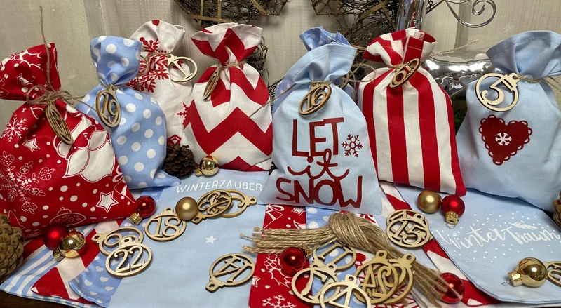 Adventskalender für Kinder, Landhausstil Adventskalender zum Befüllen, 24 Säckchen zum Advent , Adventskalender Zahlen aus Holz, blau / rot