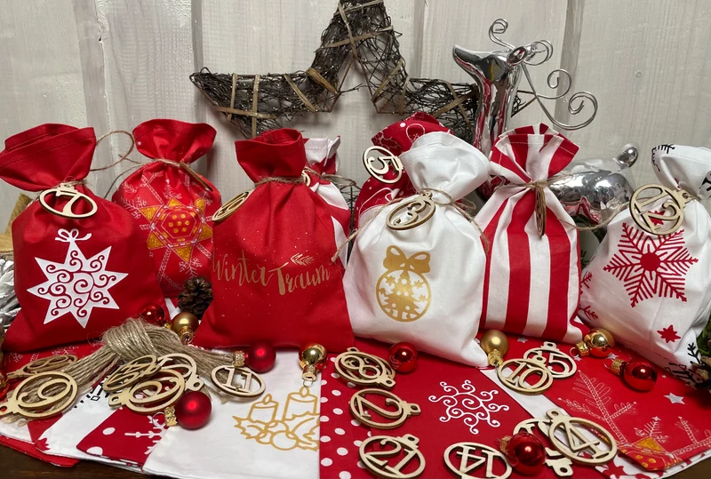 Adventskalender,Landhausstil Adventskalender zum befüllen, 24 Säckchen zum Advent, Adventskalender Zahlen aus Holz, rot/weiß