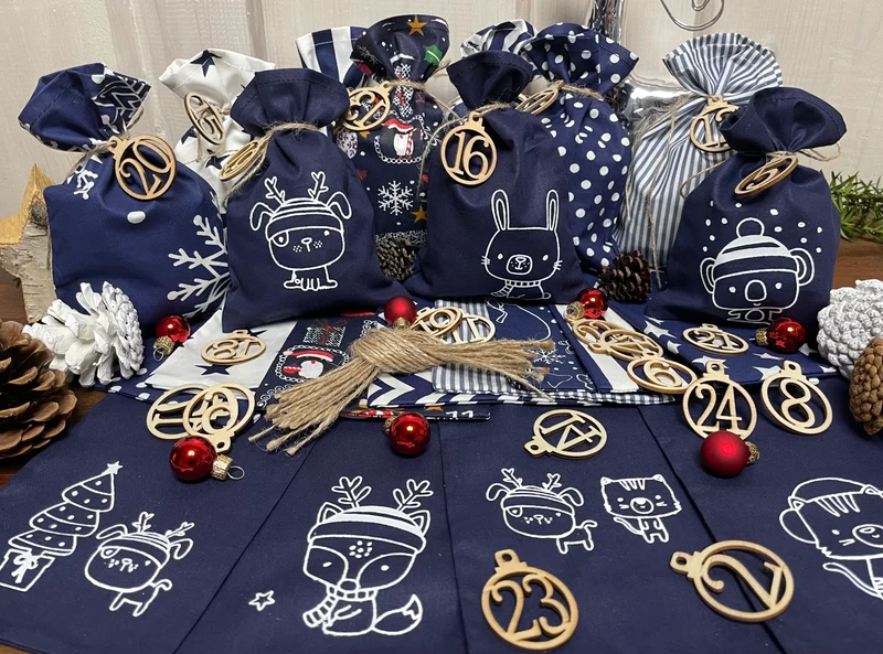Adventskalender für Kinder, Landhausstil Adventskalender zum Befüllen, 24 Säckchen zum Advent , Adventskalender Zahlen aus Holz, blau /weiß