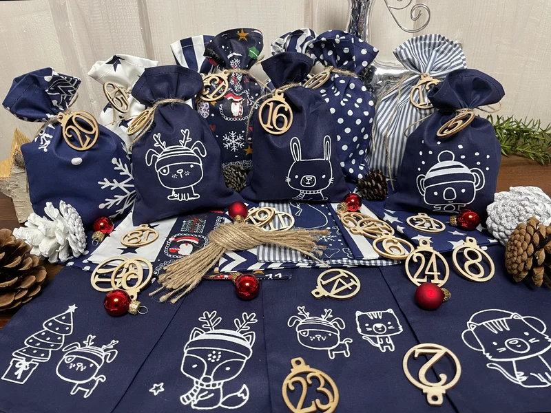 Adventskalender für Kinder, Landhausstil Adventskalender zum Befüllen, 24 Säckchen zum Advent , Adventskalender Zahlen aus Holz, blau /weiß