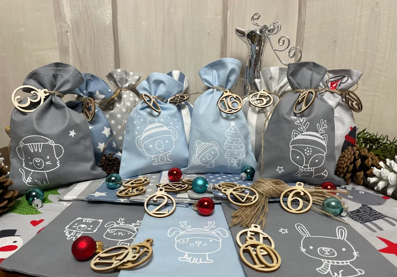 Adventskalender,Landhausstil Adventskalender zum Befüllen, 24 Säckchen zum Advent , Adventskalender Zahlen aus Holz, hellblau/grau