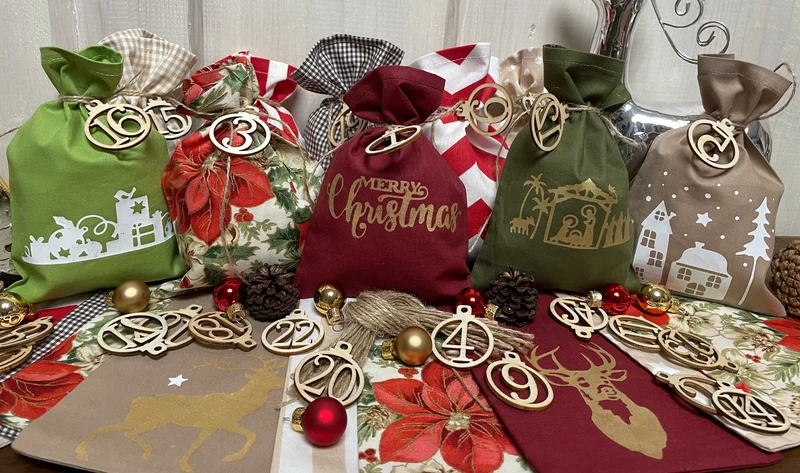 Adventskalender,Landhausstil Adventskalender zum befüllen , 24 Säckchen zum Advent , Adventskalender Zahlen aus Holz, rot/grün/beige