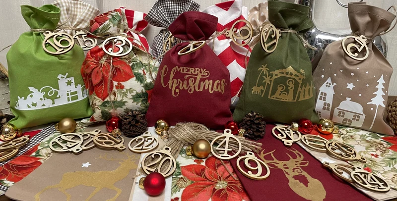 Adventskalender,Landhausstil Adventskalender zum befüllen , 24 Säckchen zum Advent , Adventskalender Zahlen aus Holz, rot/grün/beige