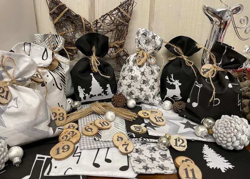 Adventskalender,Landhausstil Adventskalender zum Befüllen, 24 Säckchen zum Advent , Adventskalender Zahlen aus Holz, schwarz /weiß/grau