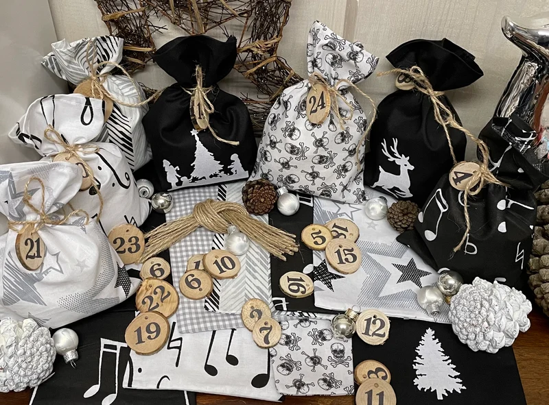 Adventskalender,Landhausstil Adventskalender zum Befüllen, 24 Säckchen zum Advent , Adventskalender Zahlen aus Holz, schwarz /weiß/grau