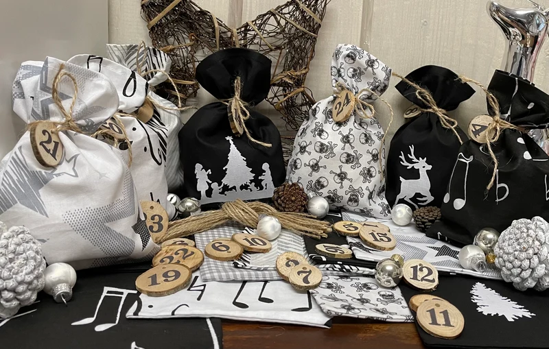 Adventskalender,Landhausstil Adventskalender zum Befüllen, 24 Säckchen zum Advent , Adventskalender Zahlen aus Holz, schwarz /weiß/grau