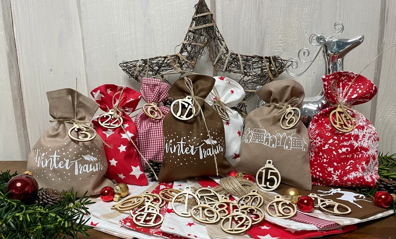 Adventskalender,Landhausstil Adventskalender zum Befüllen, 24 Säckchen zum Advent , Adventskalender Zahlen aus Holz, rot/braun