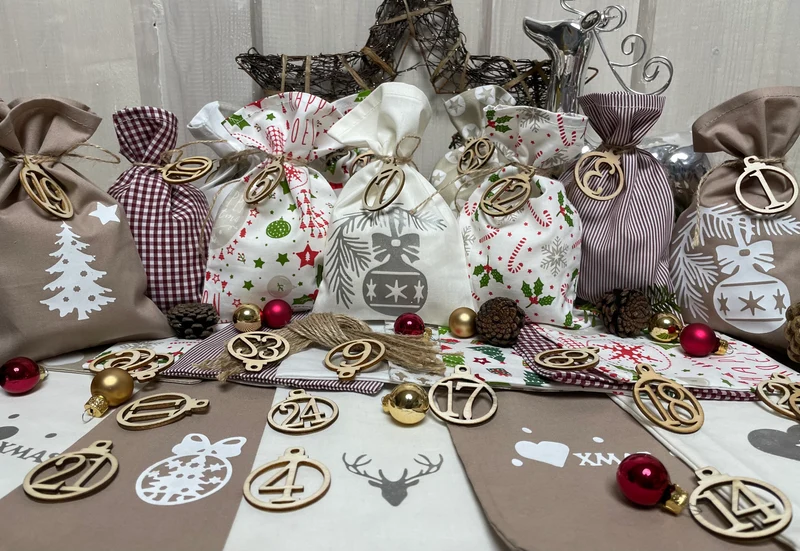 Adventskalender,Landhausstil Adventskalender zum Befüllen, 24 Säckchen zum Advent , Adventskalender Zahlen aus Holz, weinrot/beige