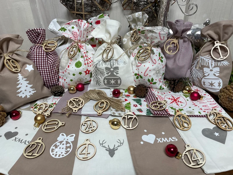 Adventskalender,Landhausstil Adventskalender zum Befüllen, 24 Säckchen zum Advent , Adventskalender Zahlen aus Holz, weinrot/beige