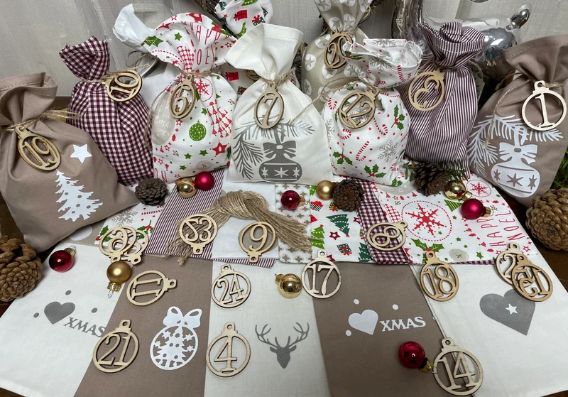 Adventskalender,Landhausstil Adventskalender zum Befüllen, 24 Säckchen zum Advent , Adventskalender Zahlen aus Holz, weinrot/beige
