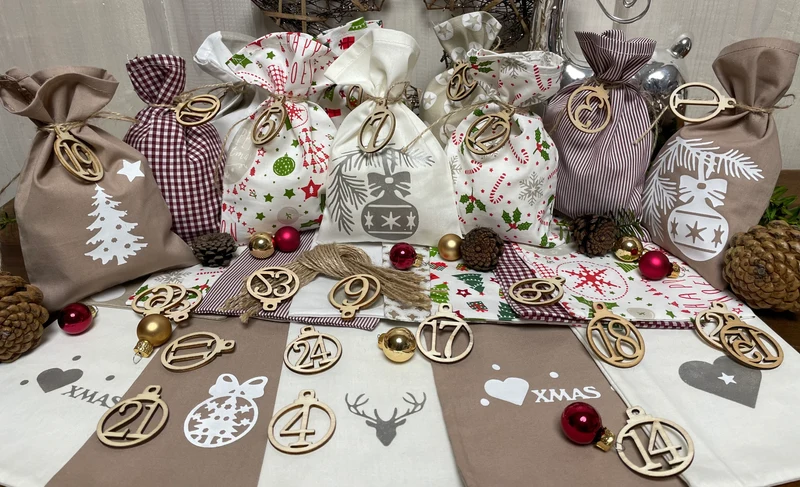 Adventskalender,Landhausstil Adventskalender zum Befüllen, 24 Säckchen zum Advent , Adventskalender Zahlen aus Holz, weinrot/beige