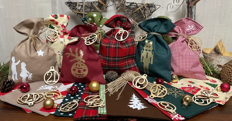 Adventskalender,Landhausstil Adventskalender zum Befüllen, 24 Säckchen zum Advent , Adventskalender Zahlen aus Holz, rot/beige/grün