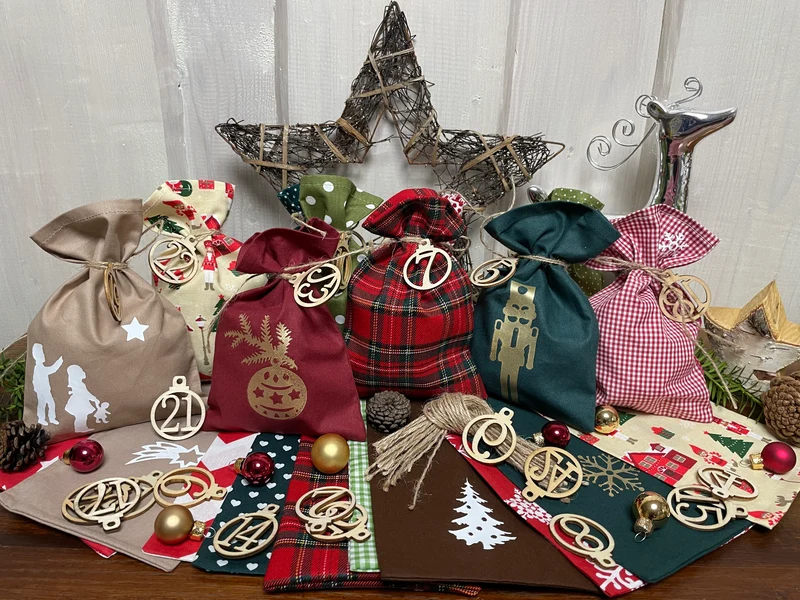 Adventskalender,Landhausstil Adventskalender zum Befüllen, 24 Säckchen zum Advent , Adventskalender Zahlen aus Holz, rot/beige/grün