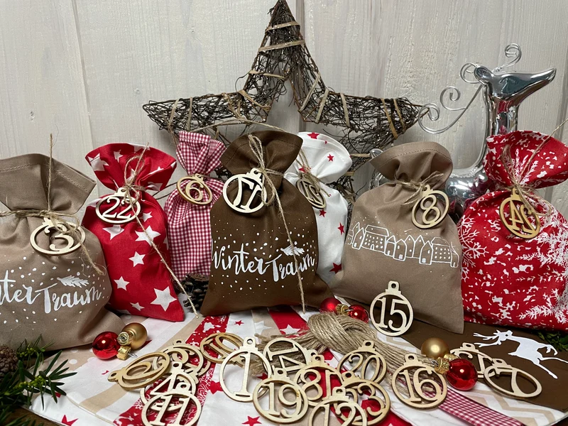 Adventskalender,Landhausstil Adventskalender zum befüllen, 24 Säckchen zum Advent , Adventskalender Zahlen aus Holz, rot/beige/braun