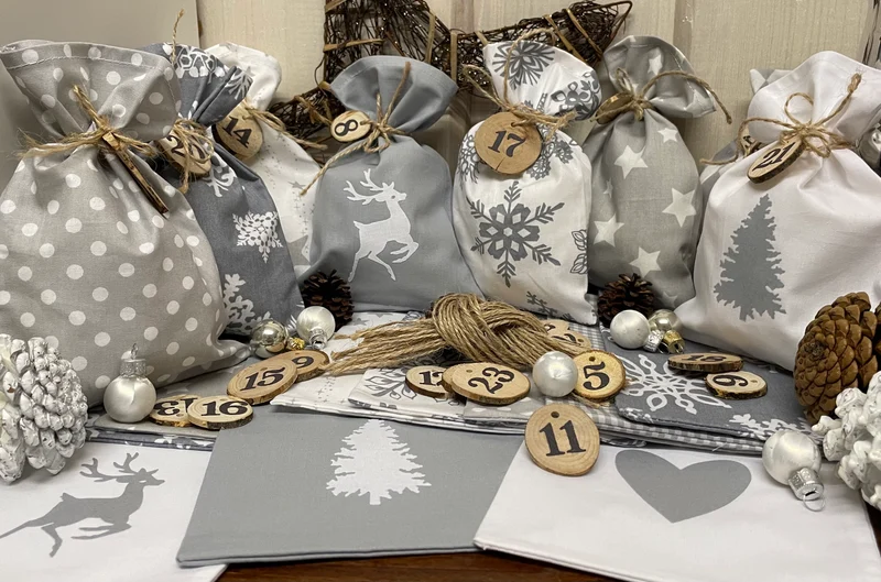 Adventskalender,Landhausstil Adventskalender zum befüllen, 24 Säckchen zum Advent, Adventskalender Zahlen aus Holz, grau/weiß
