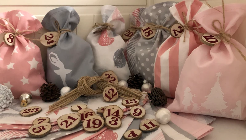 Adventskalender,Landhausstil Adventskalender zum Befüllen, 24 Säckchen zum Advent , Adventskalender Zahlen aus Holz, rosa /grau