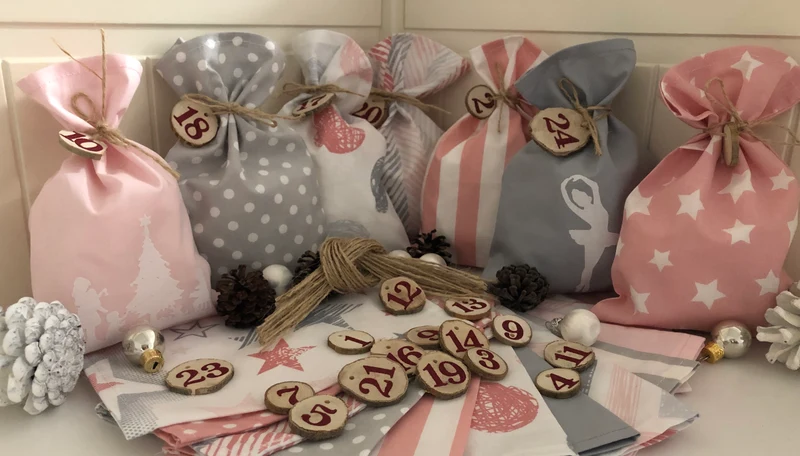 Adventskalender,Landhausstil Adventskalender zum Befüllen, 24 Säckchen zum Advent , Adventskalender Zahlen aus Holz, rosa /grau