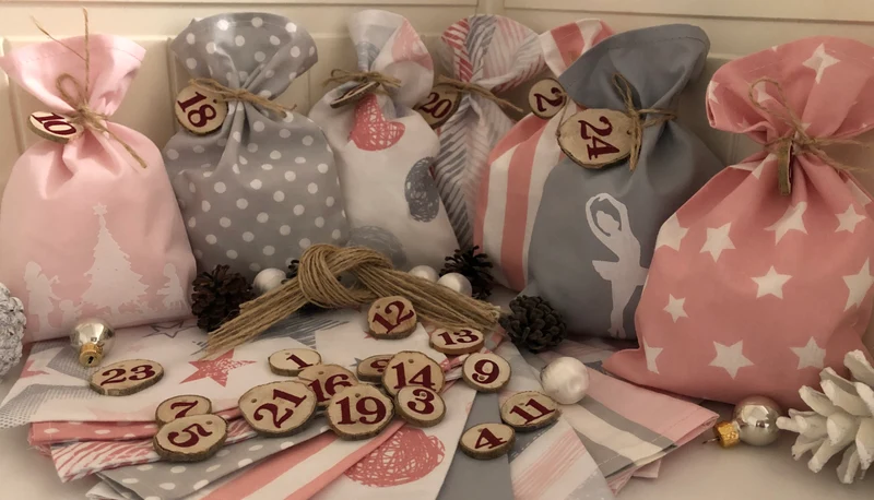 Adventskalender,Landhausstil Adventskalender zum Befüllen, 24 Säckchen zum Advent , Adventskalender Zahlen aus Holz, rosa /grau