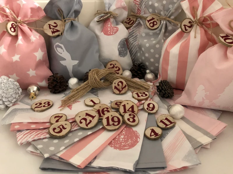 Adventskalender,Landhausstil Adventskalender zum Befüllen, 24 Säckchen zum Advent , Adventskalender Zahlen aus Holz, rosa /grau