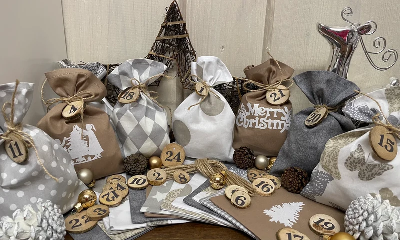 Adventskalender,LandhaAdventskalender zum befüllen, 24 Säckchen zum Advent, Adventskalender Zahlen aus Holz, beige/grau