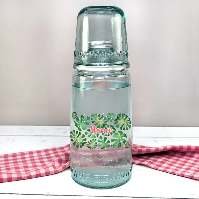 Karaffe mit Trinkglas personalisiert mit Name für Yoga & Wellness | Monstera-Motiv
