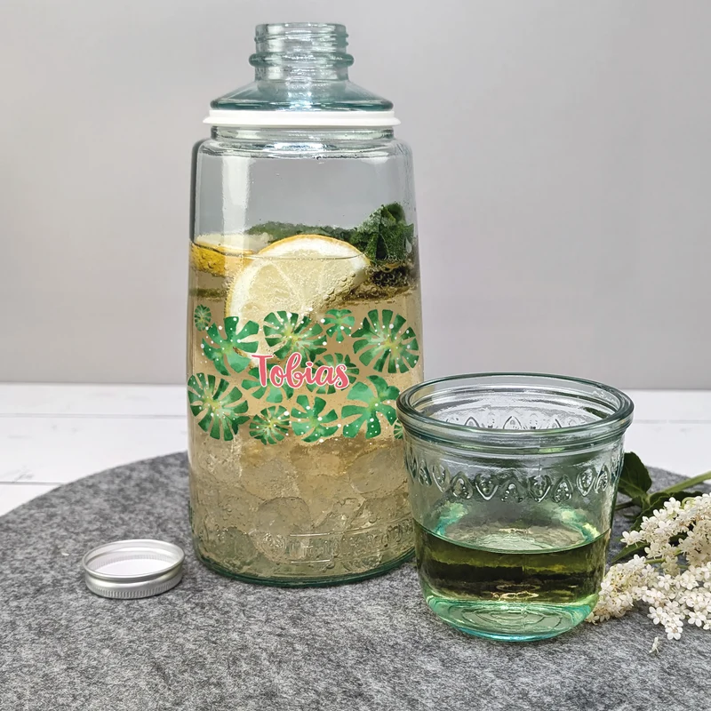 Karaffe mit Trinkglas personalisiert mit Name für Yoga & Wellness | Monstera-Motiv