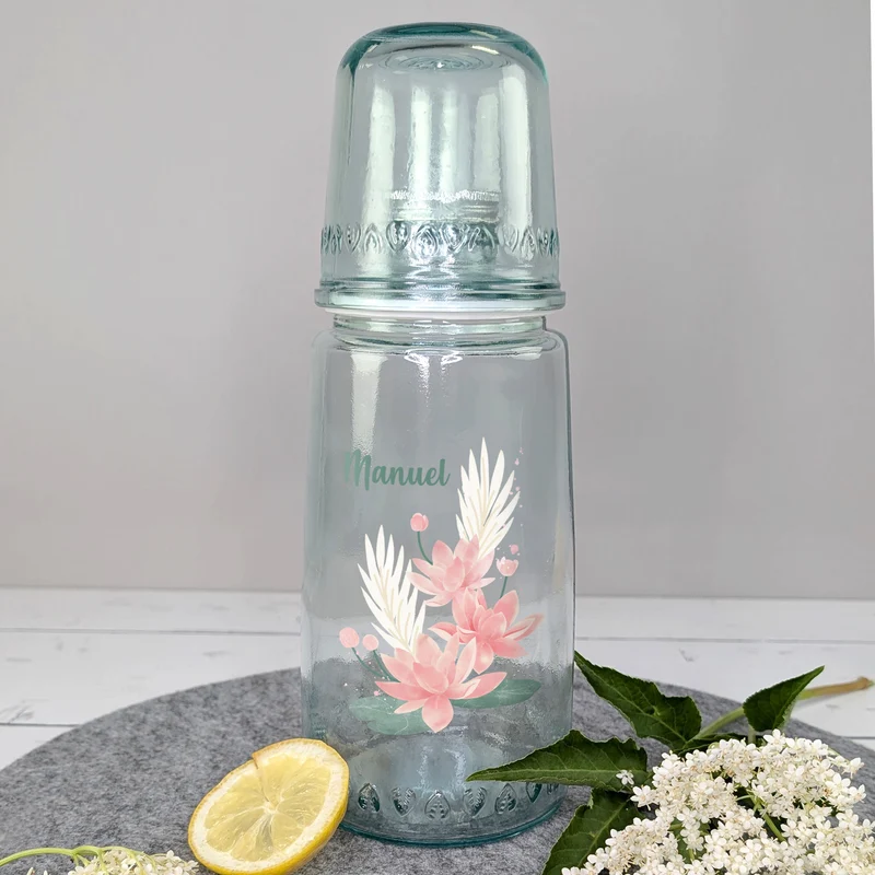 Personalisierte Karaffe mit Trinkglas mit Name für Wellness & Yoga | Motiv Seerose