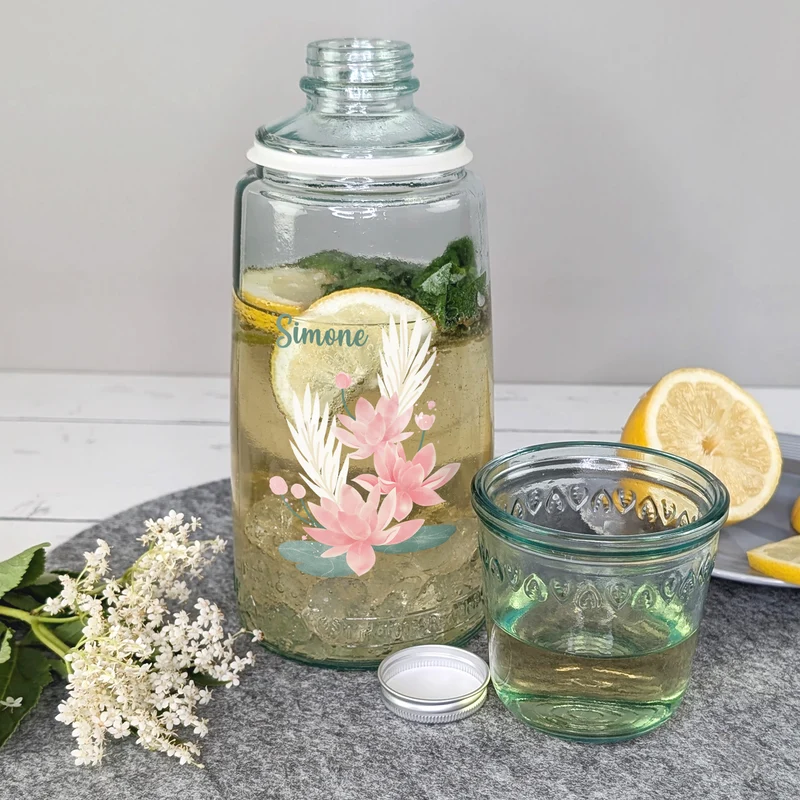 Personalisierte Karaffe mit Trinkglas mit Name für Wellness & Yoga | Motiv Seerose