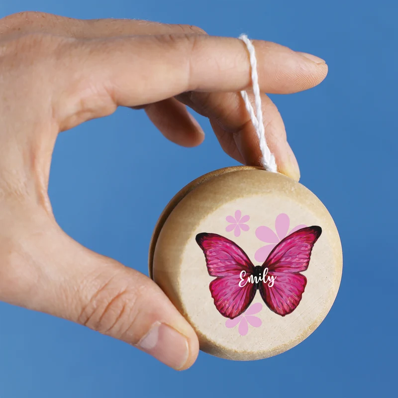 Personalisiertes JoJo aus Holz im Retrodesign für Mädchen mit Name und Schmetterling Motiv