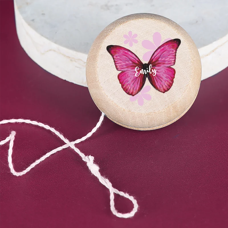 Personalisiertes JoJo aus Holz im Retrodesign für Mädchen mit Name und Schmetterling Motiv