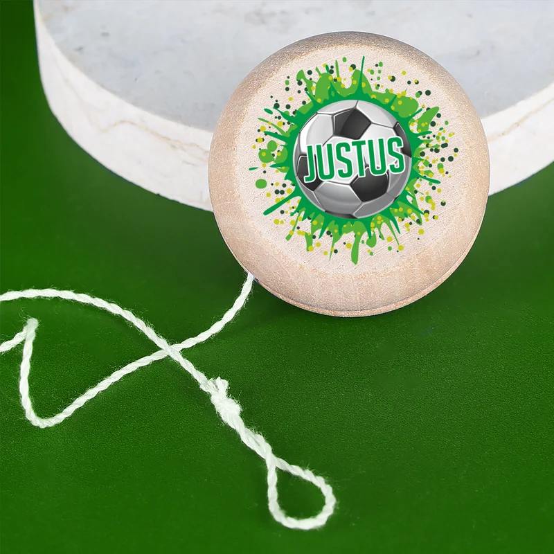 JoJo aus Holz im Retrodesign für Jungen | Personalisiert mit Name und Fußball Motiv