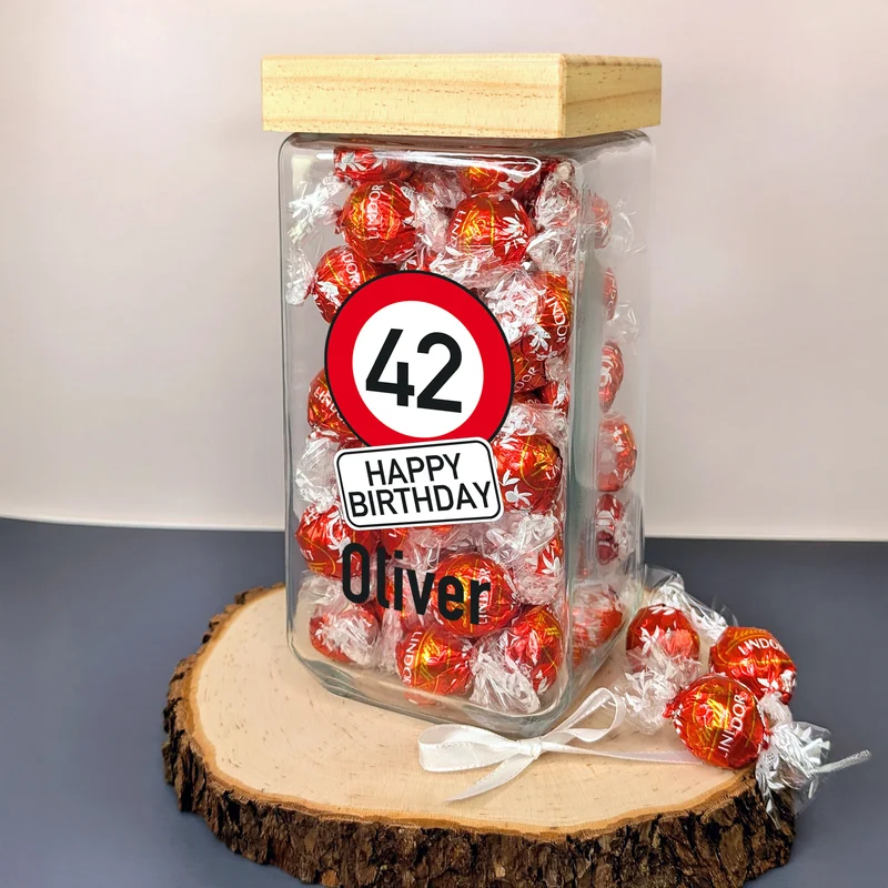 Personalisiertes Vorratsglas zum Geburtstag mit Verkehrszeichenoptik | Keksdose mit Bambusdeckel