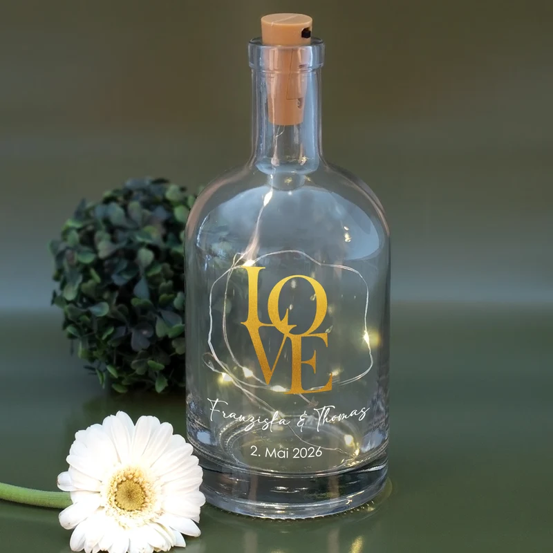 Personalisierte LED Karaffe mit goldenem LOVE-Motiv für Paare | Für Hochzeit & Valentinstag