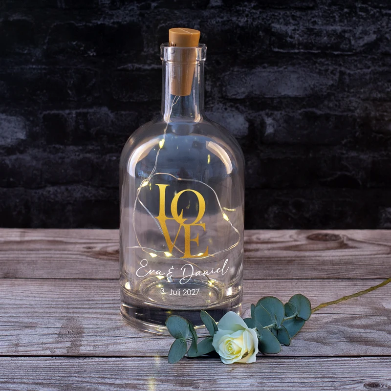 Personalisierte LED Karaffe mit goldenem LOVE-Motiv für Paare | Für Hochzeit & Valentinstag