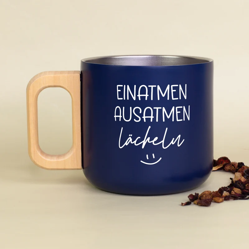 Edelstahl Tasse mit Holzgriff 'Einatmen Ausatmen Lächeln' | Doppelwandiger Becher als witziges Geschenk