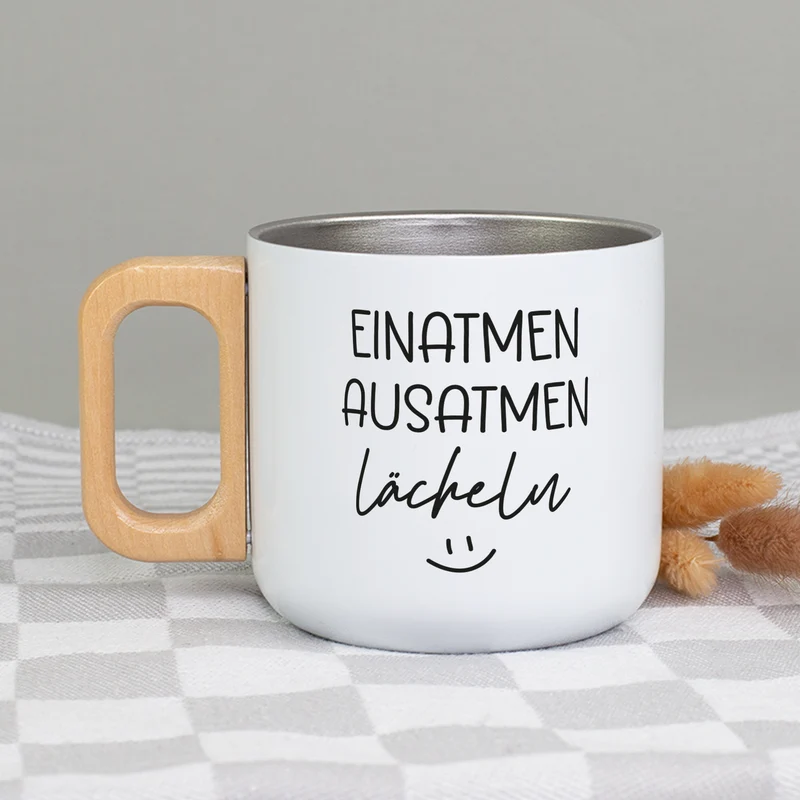 Edelstahl Tasse mit Holzgriff 'Einatmen Ausatmen Lächeln' | Doppelwandiger Becher als witziges Geschenk