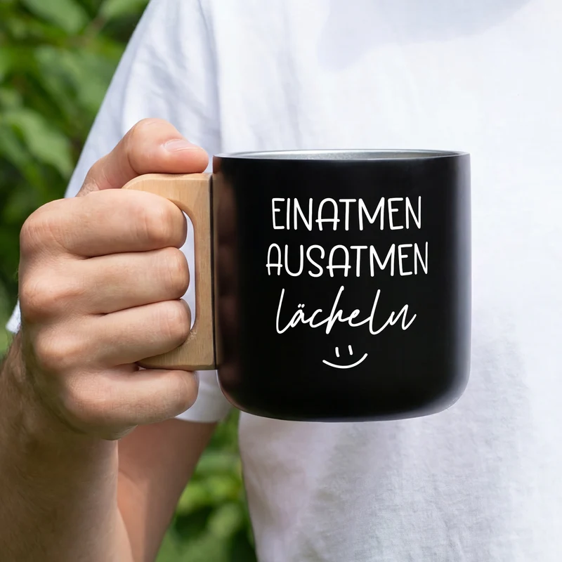 Edelstahl Tasse mit Holzgriff 'Einatmen Ausatmen Lächeln' | Doppelwandiger Becher als witziges Geschenk