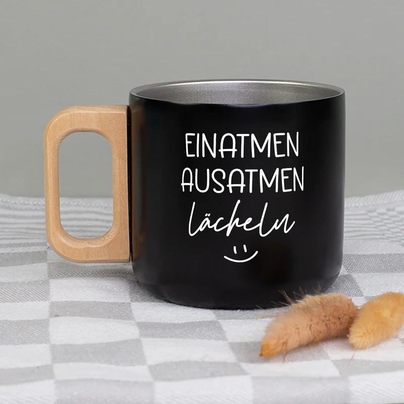 Edelstahl Tasse mit Holzgriff 'Einatmen Ausatmen Lächeln' | Doppelwandiger Becher als witziges Geschenk