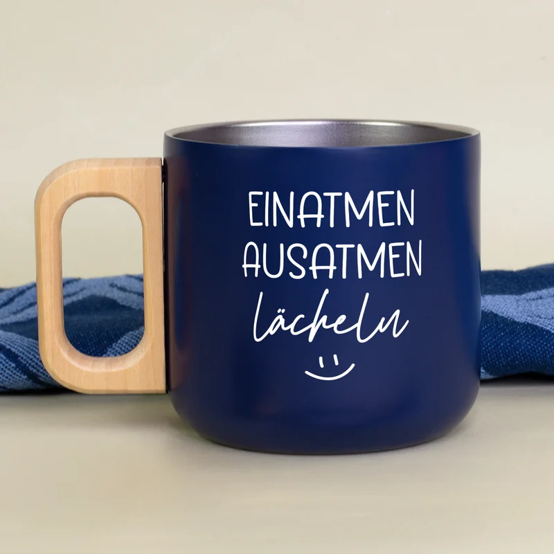 Edelstahl Tasse mit Holzgriff 'Einatmen Ausatmen Lächeln' | Doppelwandiger Becher als witziges Geschenk